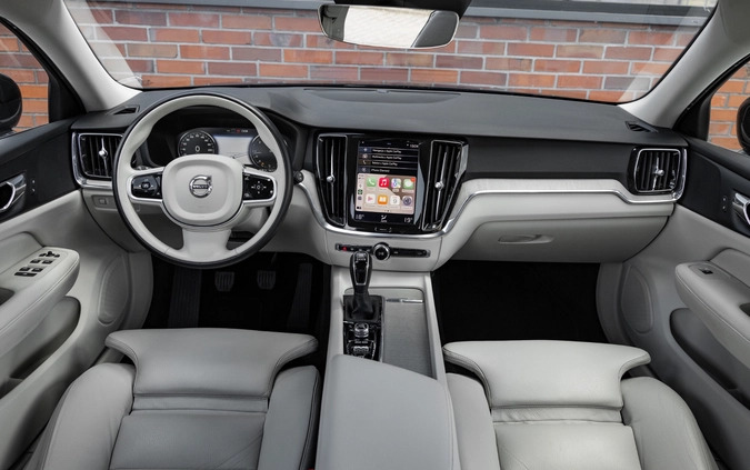 Volvo V60 cena 86900 przebieg: 130086, rok produkcji 2018 z Swarzędz małe 781